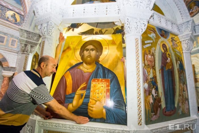 Уральским журналистам показали восстанавливаемый храм в честь иконы Божией Матери «Всех скорбящих Радость» в Ново-Тихвинском монастыре Екатеринбурга