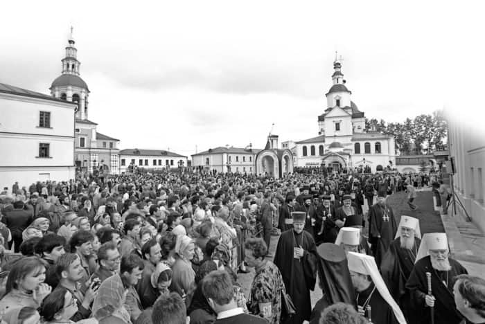 Стивен Хокинг в православном храме и многотысячный молебен в советской Москве: вспоминаем 1000-летие Крещения Руси