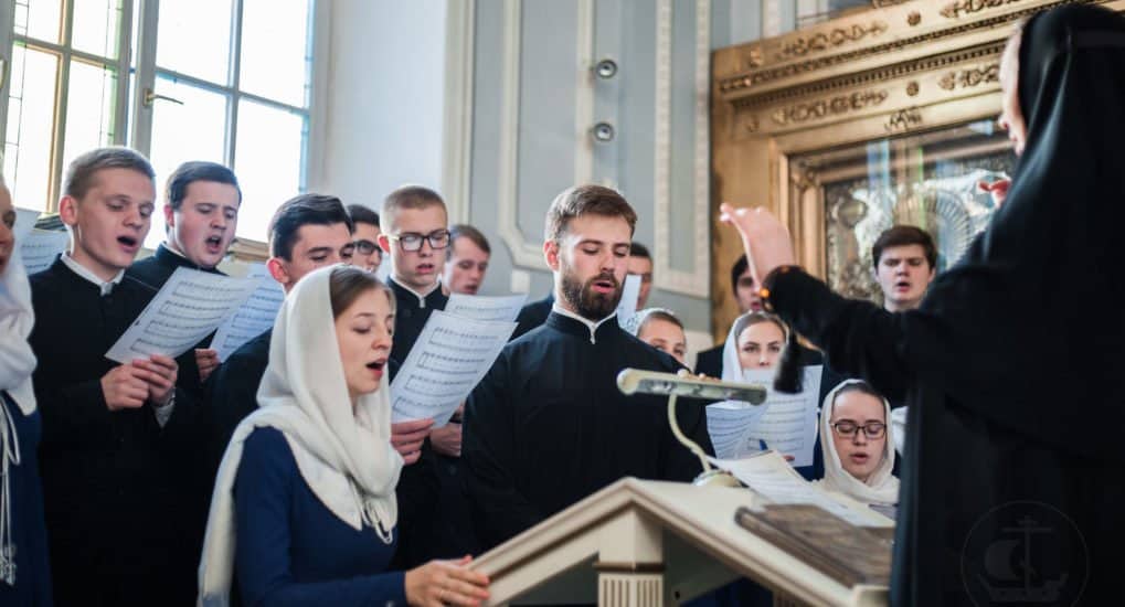 Какие молитвы не разрешается петь с певчими на литургии?