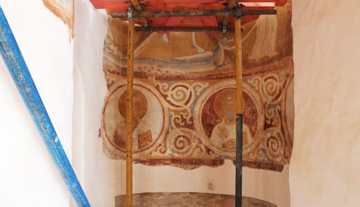 Реставраторы спасли уникальные фрески XII века в храме Старой Ладоги