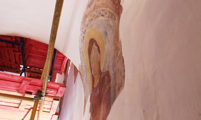 Реставраторы спасли уникальные фрески XII века в храме Старой Ладоги