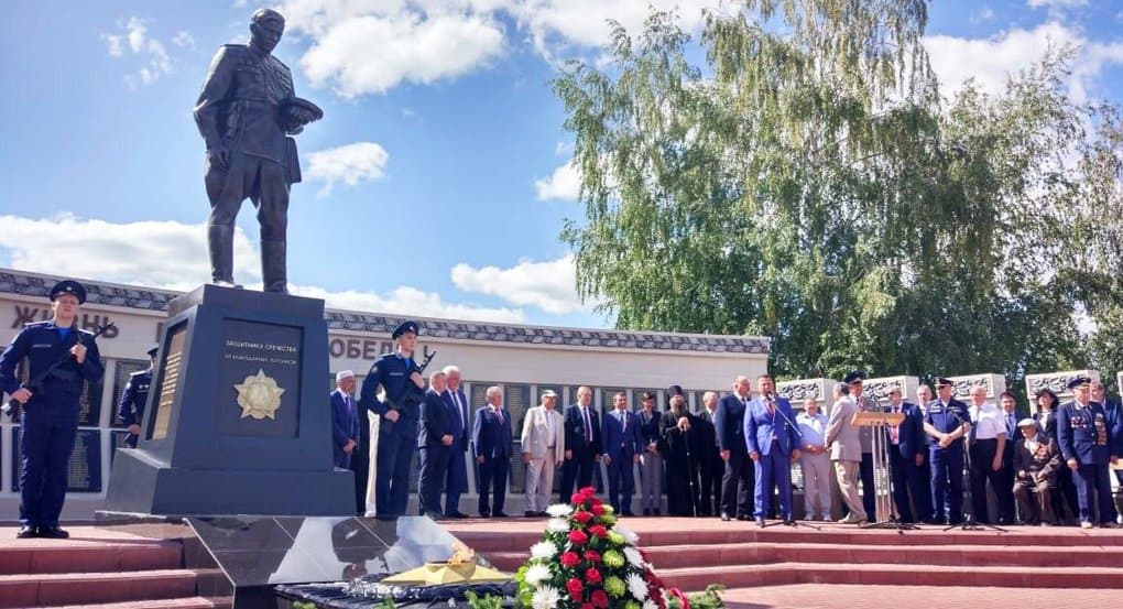 Память более 2 тысяч солдат увековечили под Тамбовом в монументе Защитнику Отечества