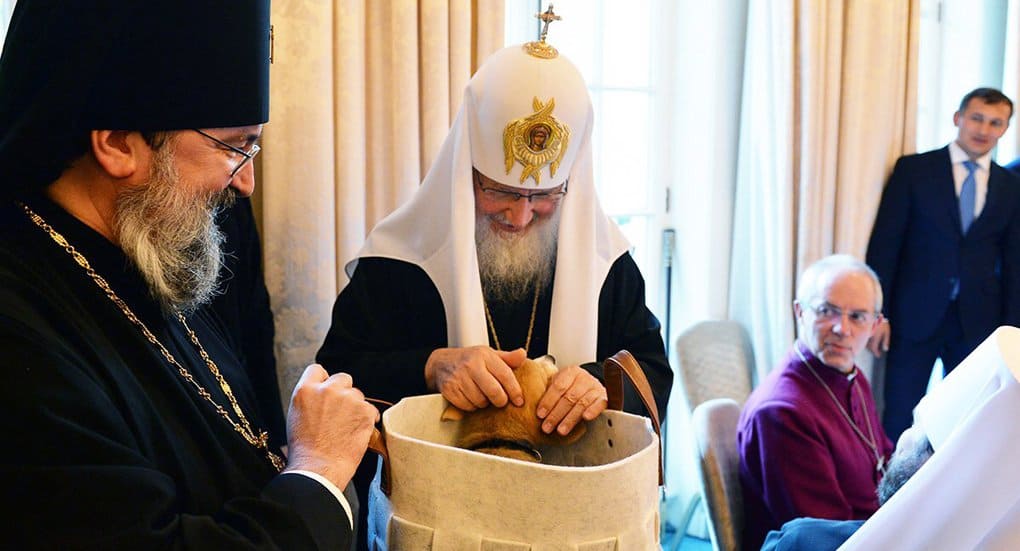 Известные артисты поблагодарили патриарха Кирилла и митрополита Ювеналия за заботу о животных