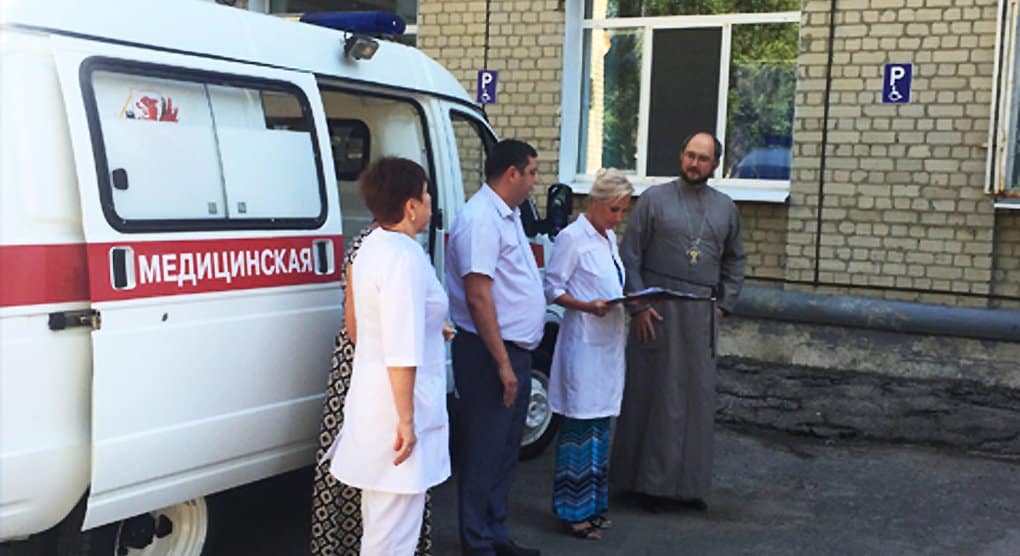 Священник передал машину скорой помощи саратовской горбольнице