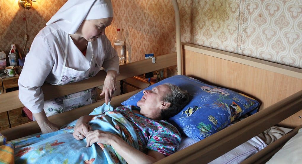 Больница святителя Алексия ищет младших медсестер для ухода за тяжелобольными