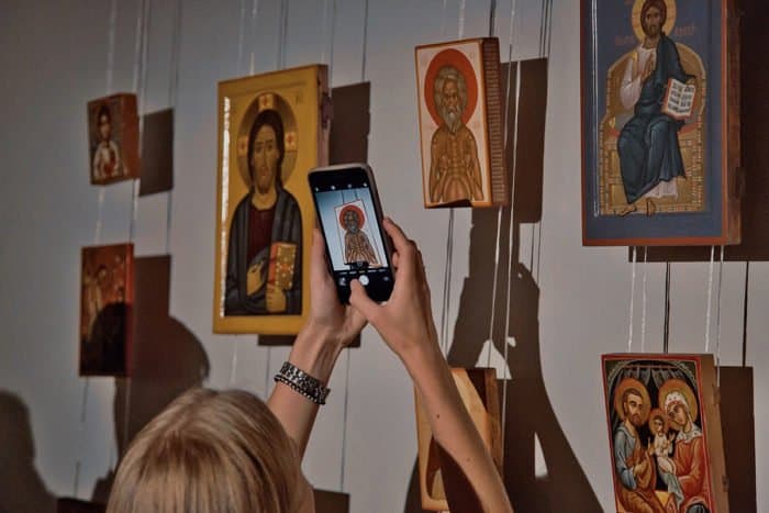Творчество молодых художников церковной живописи и современного искусства показали на выставке «В поисках утраченной середины»