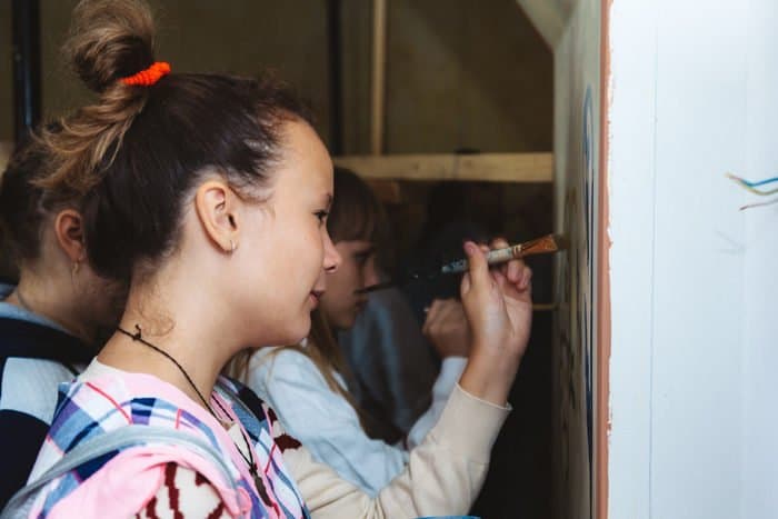 Астраханские школьники приняли участие в мастер-классе по росписи стен храма