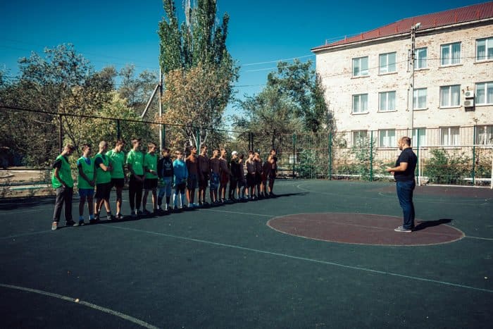 В Астрахани ученики воскресной школы сыграли в футбол с воспитанниками школы-интерната