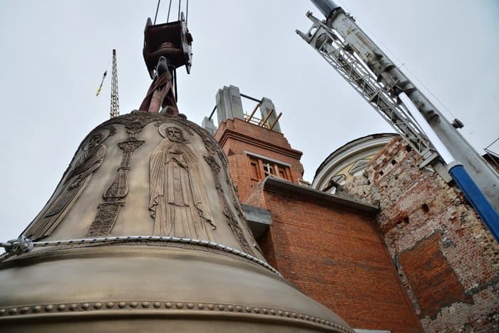 6-тонный колокол-благовест установили на колокольне екатеринбургского храма