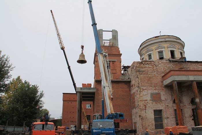 6-тонный колокол-благовест установили на колокольне екатеринбургского храма