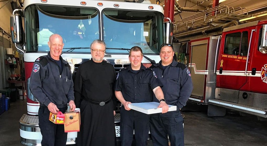 Православный священник поздравляет канадских спасателей с Рождеством Христовым и Пасхой