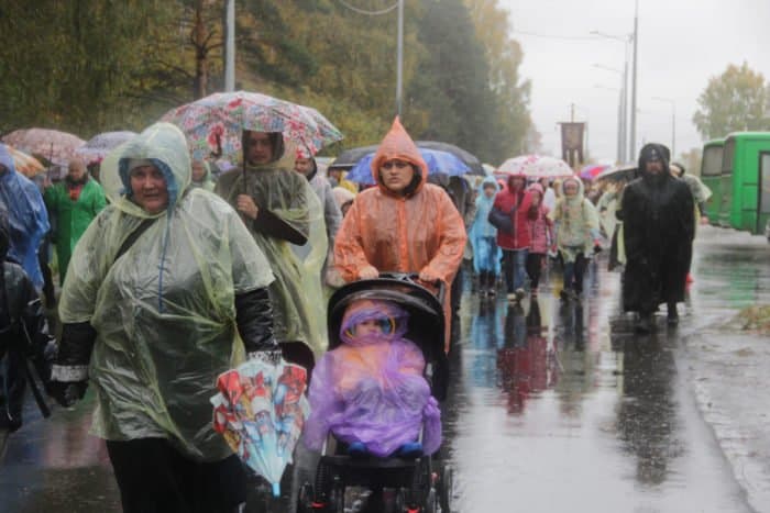 Верующие Екатеринбурга прошли крестным ходом к Ганиной Яме