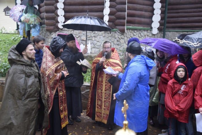 Верующие Екатеринбурга прошли крестным ходом к Ганиной Яме
