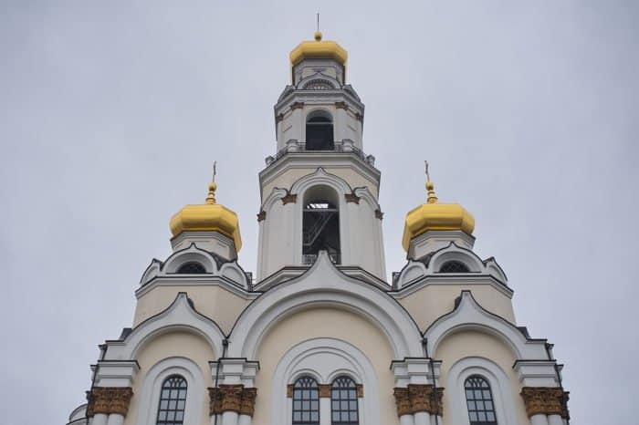 Как расписывают главный венчальный храм Екатеринбурга