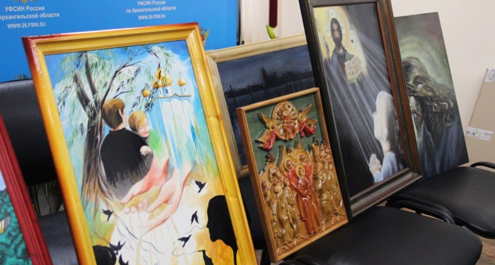 В Архангельской области заключенные написали картины на тему веры