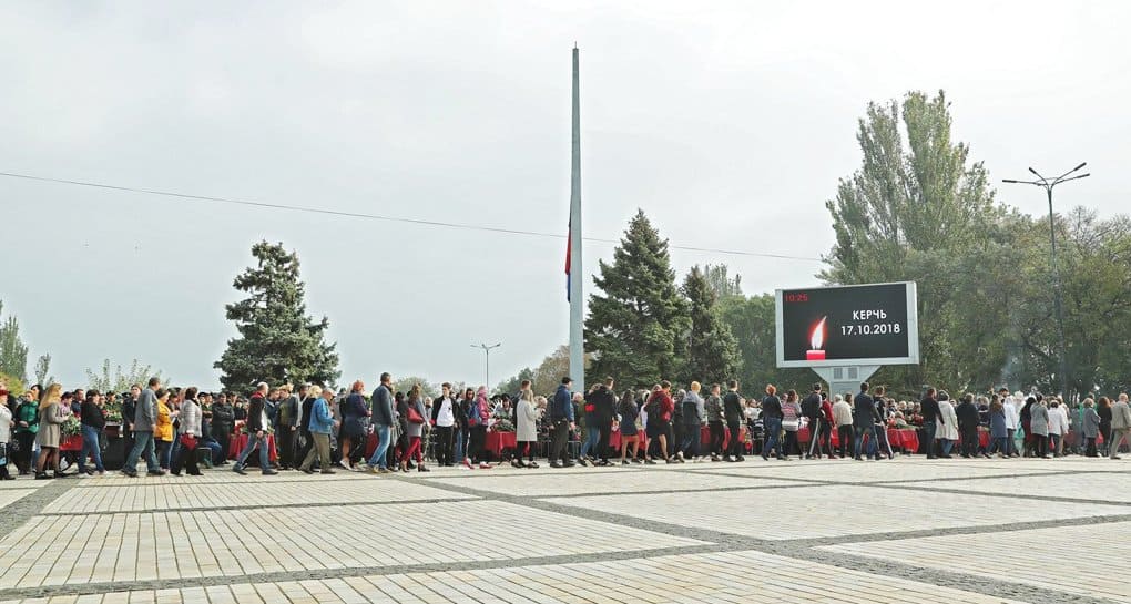 Более 30 тысяч крымчан пришли проститься с жертвами стрельбы в колледже Керчи