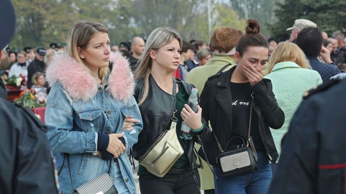 Более 30 тысяч крымчан пришли проститься с жертвами стрельбы в колледже Керчи