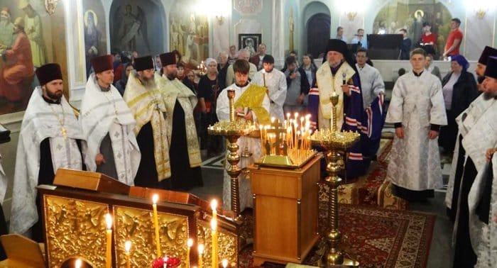 В храмах Крыма молятся о жертвах трагедии в керченском колледже