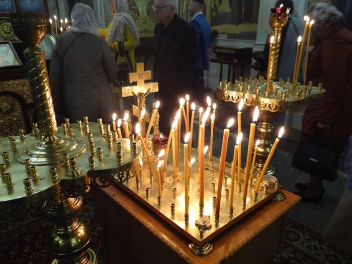 В храмах Крыма молятся о жертвах трагедии в керченском колледже