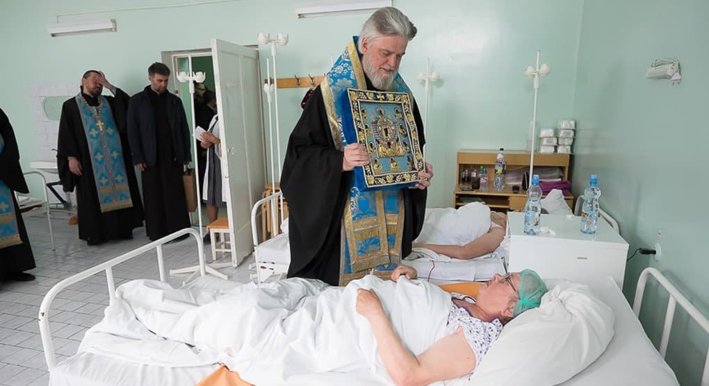 Курской-Коренной иконе поклонились в больницах и социальных центрах