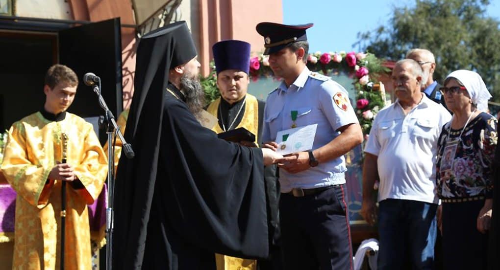Стражи порядка, защитившие от террориста храм в Кизляре, получили Патриаршие награды