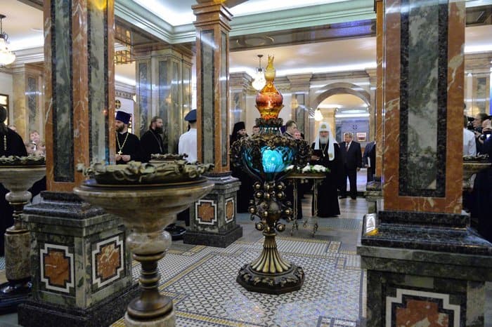 Патриарх Кирилл освятил капсулу с землей с мест сражений Первой мировой для минского храма