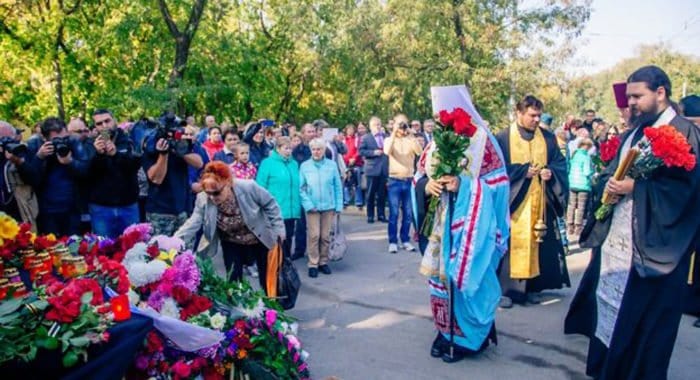Священники Керчи помогают родным жертв трагедии в городском колледже