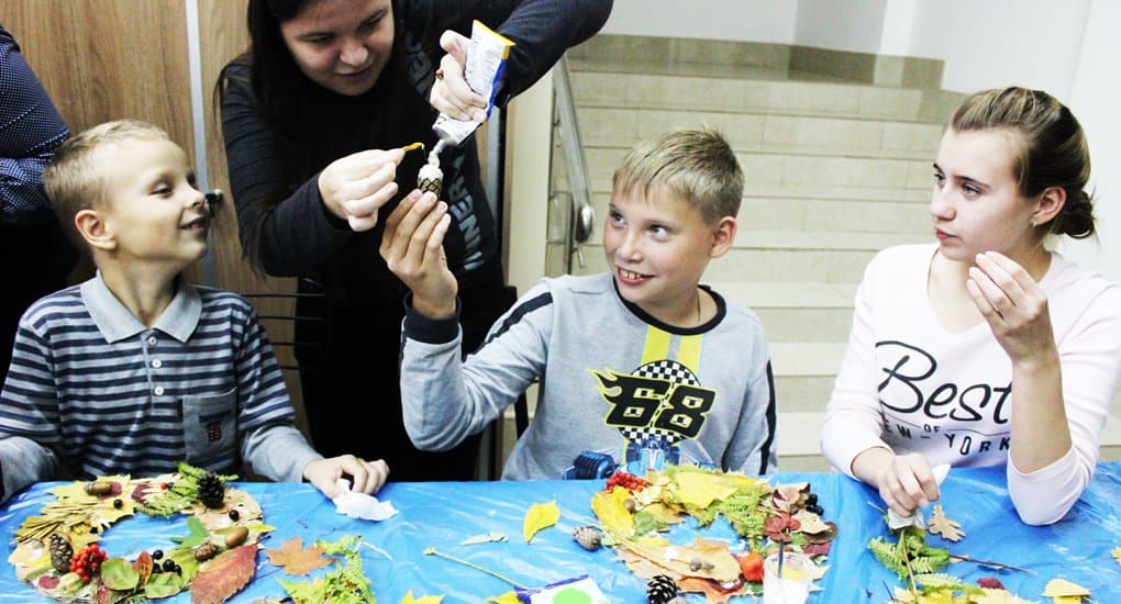 Трудный и счастливый день: в Саранске проходит беспрецедентный цикл уроков арт-терапии для детей с ДЦП