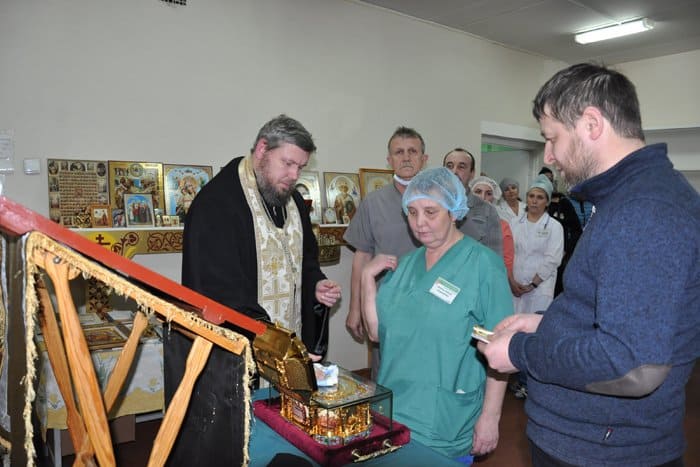«Хирурги подходили очень благоговейно»: в больницах Архангельска поклонились мощам Луки Крымского