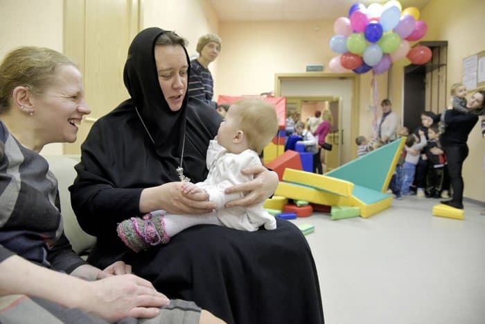 В Новодевичьем монастыре Петербурга открыли новый корпус приюта для мам