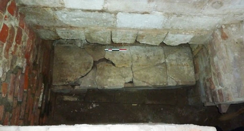 Археологи озадачены пустым саркофагом в Успенском соборе Ростова