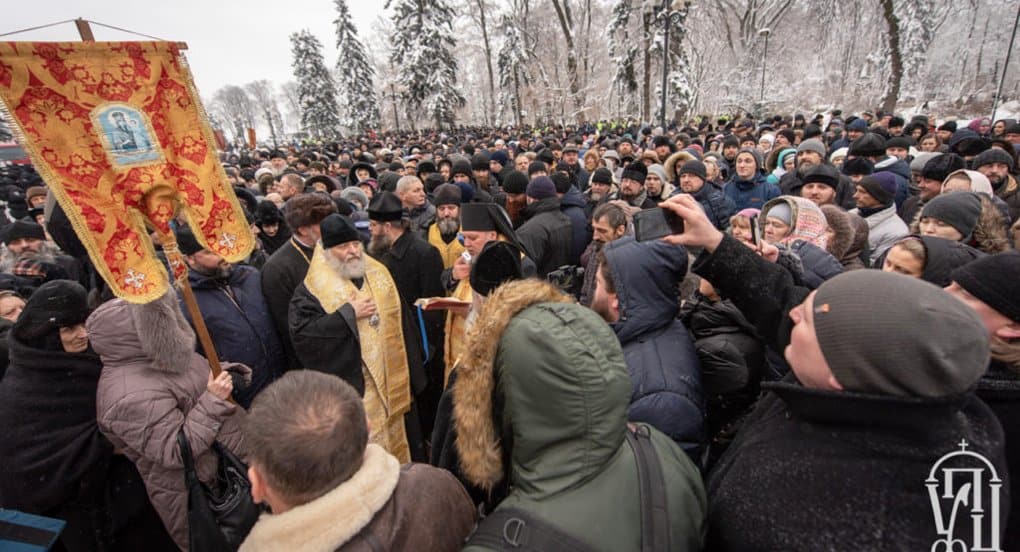 Около 2 тысяч верующих молятся у Рады против переименования Украинской Православной Церкви