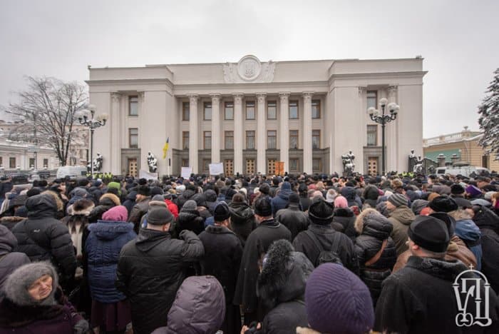 Около 2 тысяч верующих молятся у Рады против переименования Украинской Православной Церкви