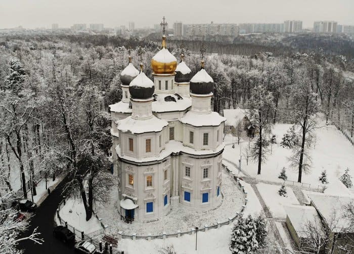 Восстановленный храм в честь Казанской иконы в Узком освятил патриарх Кирилл