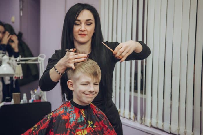 В Астрахани прошла благотворительная акция «Подстрижём ребенка к школе!»