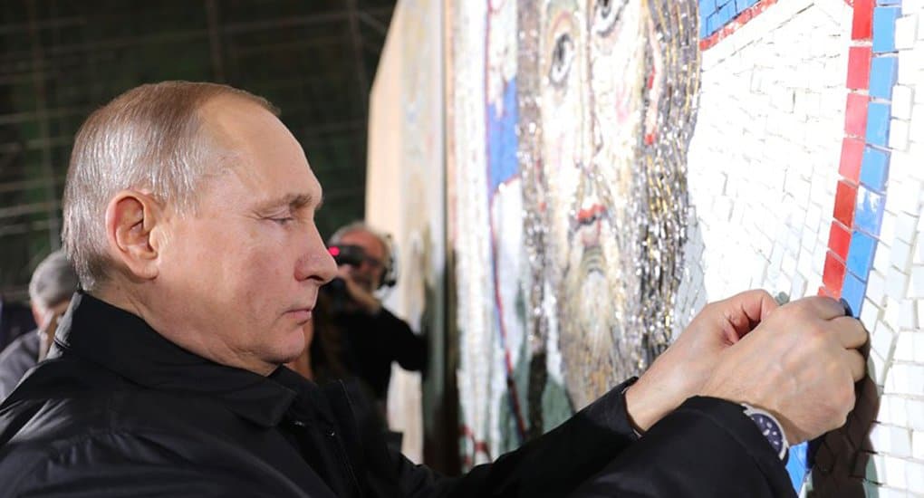 Владимир Путин поучаствовал в создании мозаики в главном храме Сербии