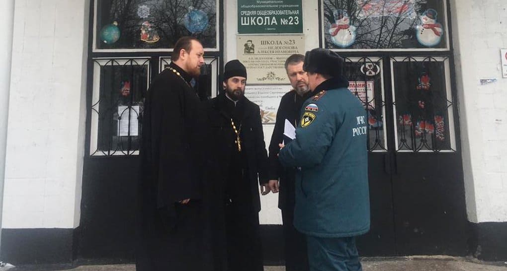 Священники помогают пострадавшим от взрыва газа в Шахтах