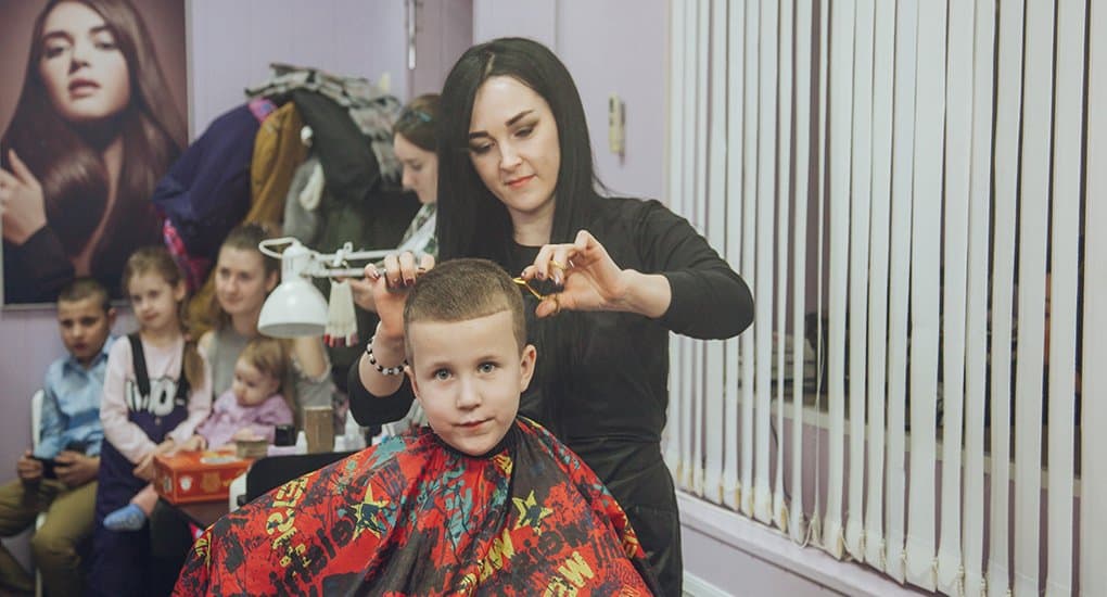 В Астрахани прошла благотворительная акция «Подстрижём ребенка к школе!»