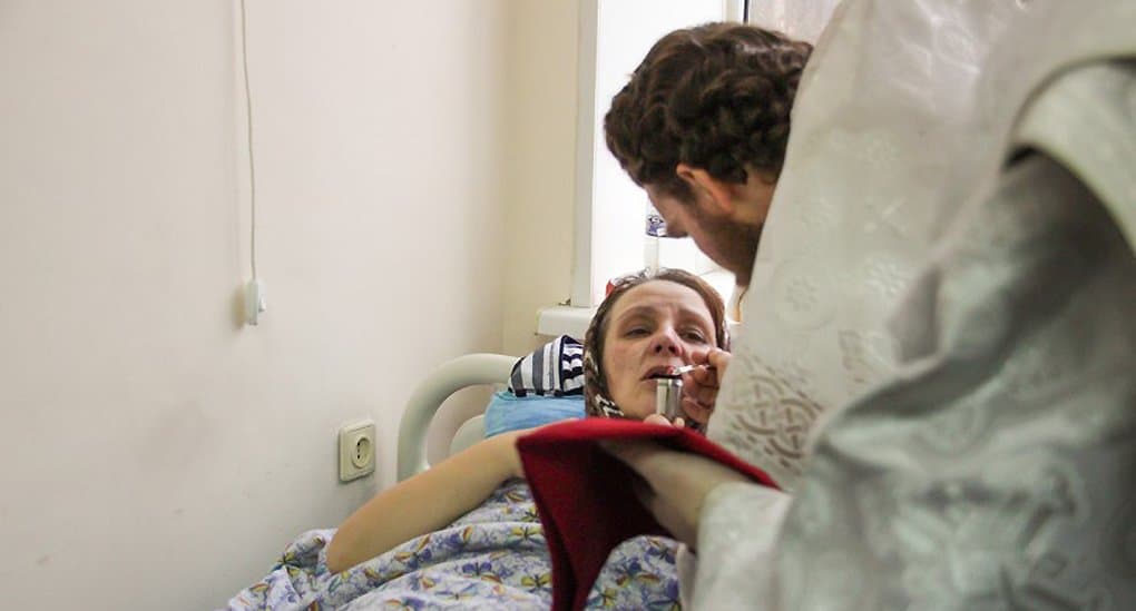 Митрополит Смоленский Исидор навестил в больнице пострадавших в ДТП под Калугой
