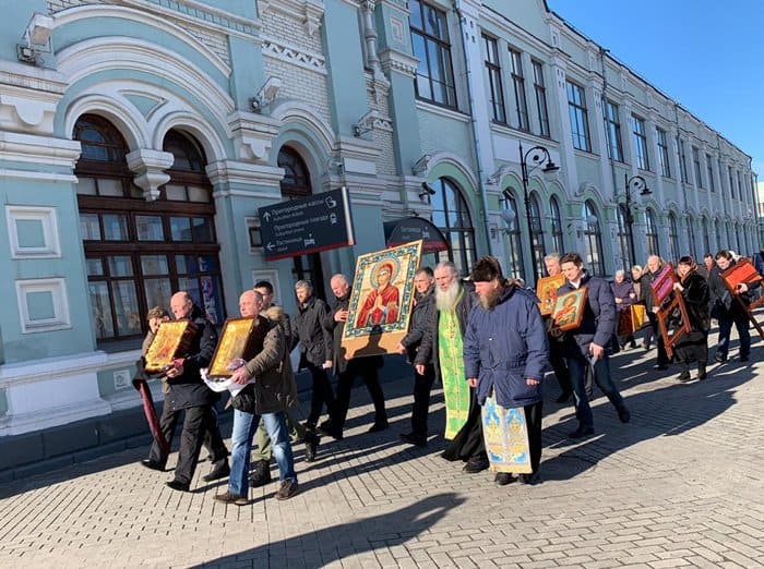 «Тепло молитвы разольется по всей России»: на вокзалах Москвы помолились перед уникальными иконами