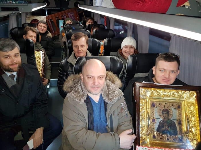 «Тепло молитвы разольется по всей России»: на вокзалах Москвы помолились перед уникальными иконами