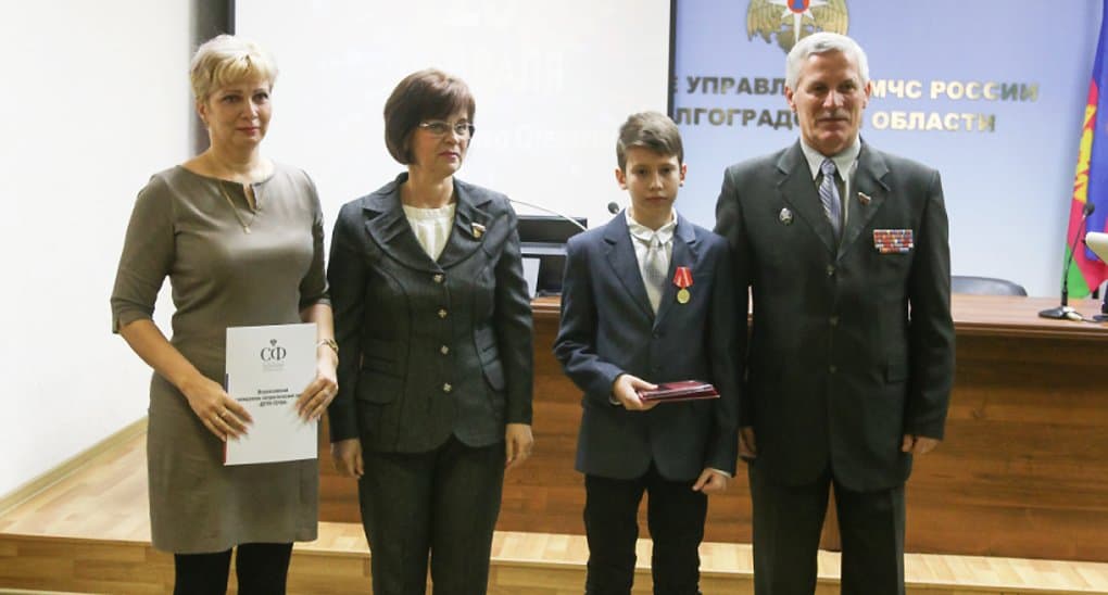 Расклеивавшего объявления для спасения матери школьника из Волгограда наградили медалью