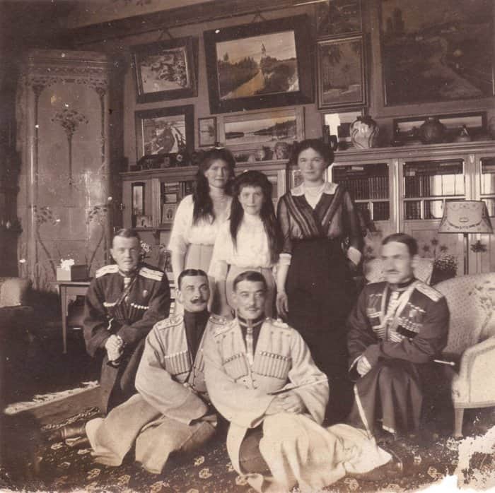 Тайник с редкими фотографиями Царской семьи нашли в Ессентуках
