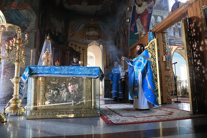 Шахтинские священники молятся о погибших и помогают пострадавшим в крупном ДТП