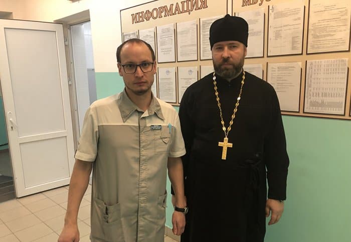 Шахтинские священники молятся о погибших и помогают пострадавшим в крупном ДТП