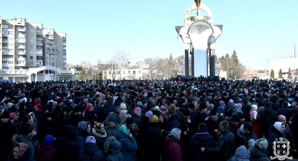 В Луцке около 3 тысяч верующих провели молитвенное стояние в защиту своих прав