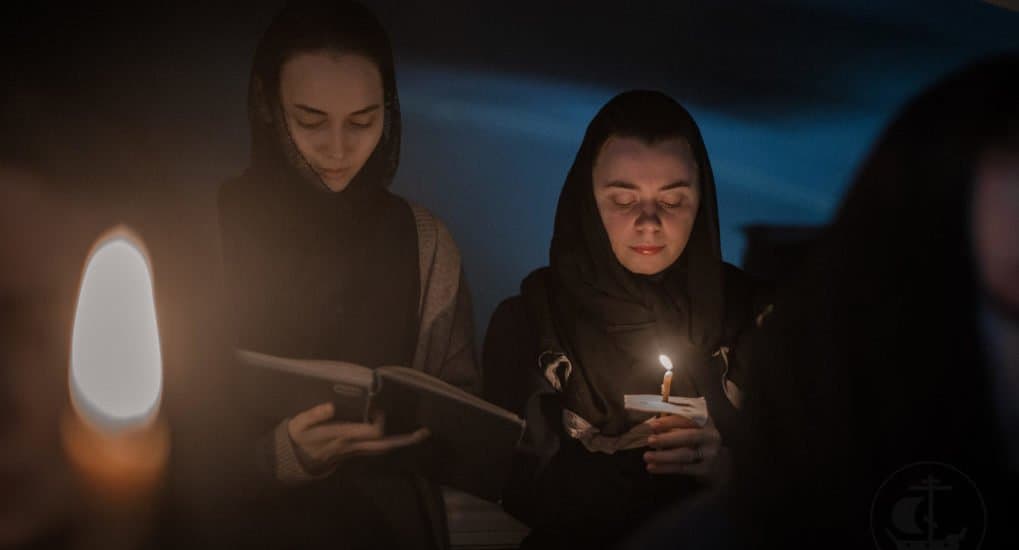 Можно ли держать зажженные свечи во время чтения канона Андрея Критского? 