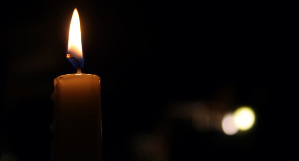 После похорон свеча подожгла бабушкино фото. Это знак?