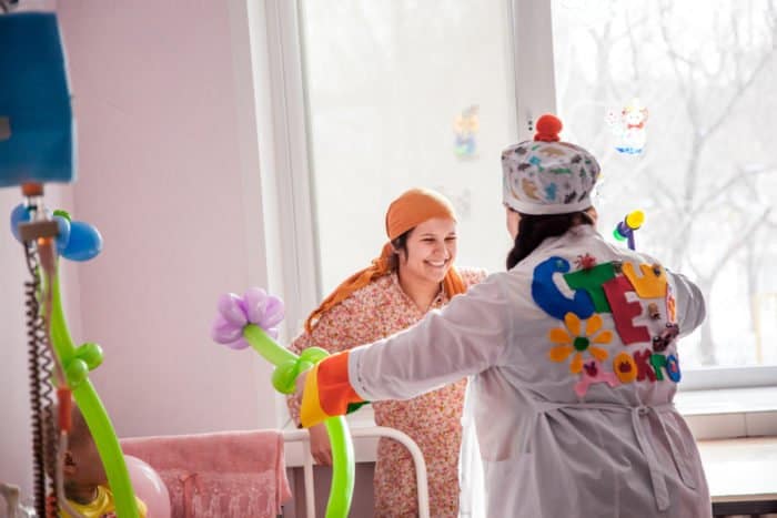 Смеяться - надо: клоун спешит на помощь в детскую больницу