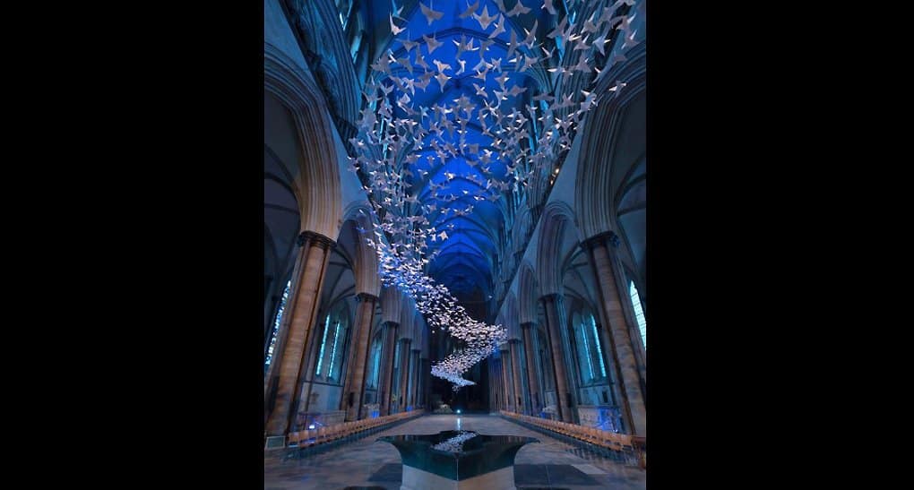 В Британии инсталляция из 3 тысяч бумажных голубей, символизирующая Святого Духа, может получить премию